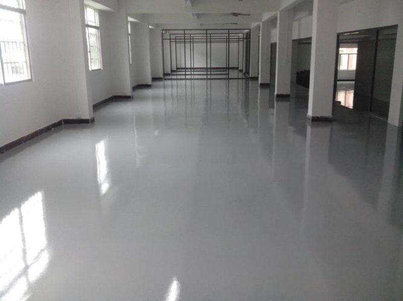地坪漆在工业和商业场所的应用越来越广泛，但您是否清楚它的具体好处与缺点？让我们通过比较的方式，一起深入了解。
